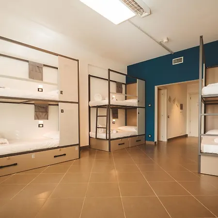 אכסניה & לקו