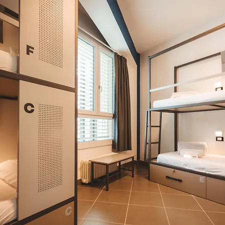 Albergue & *